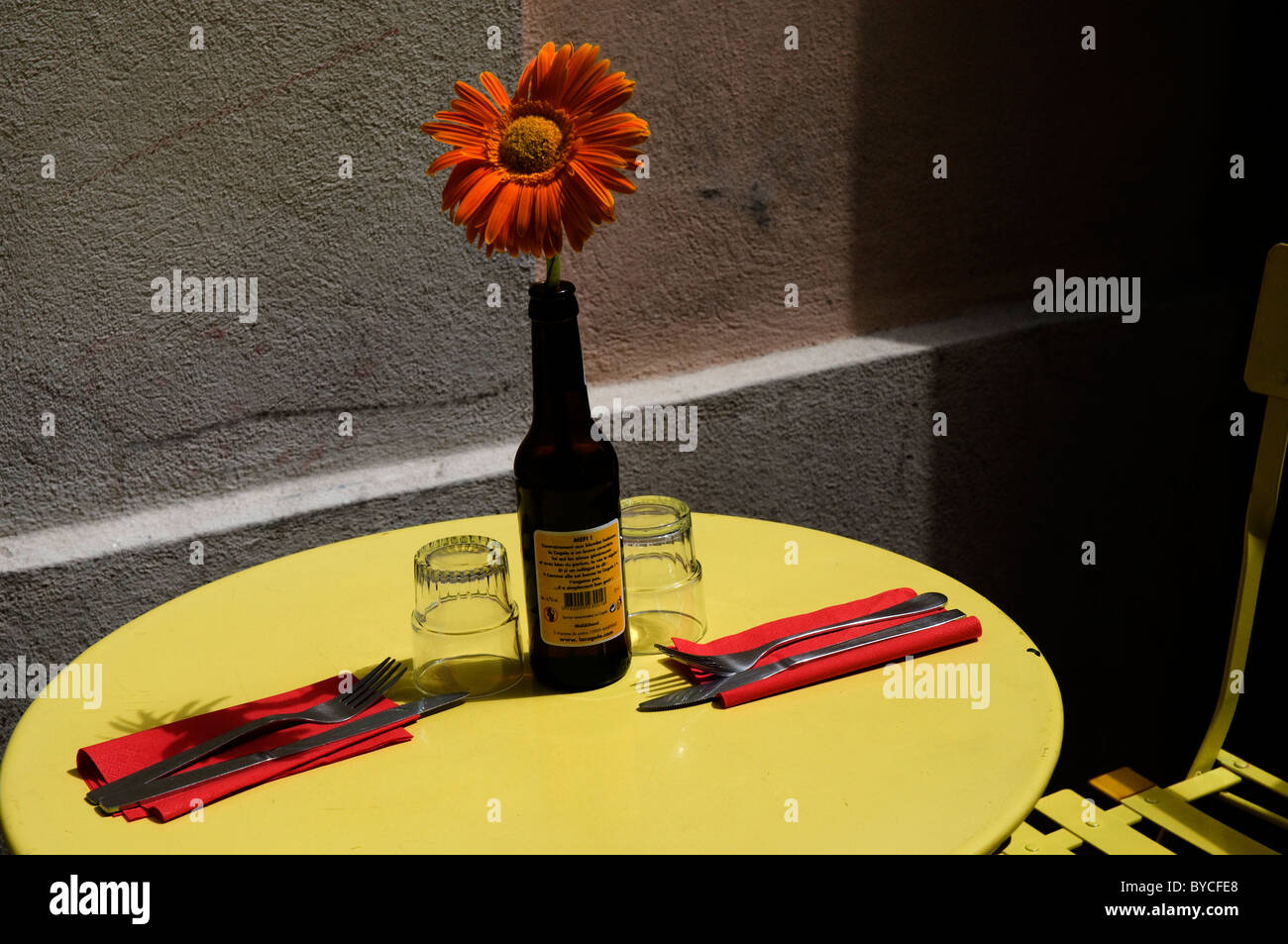 Marseille, Francia. Un tavolo per due al ristorante all'aperto. Impostazione semplice con colori vivaci. Foto Stock