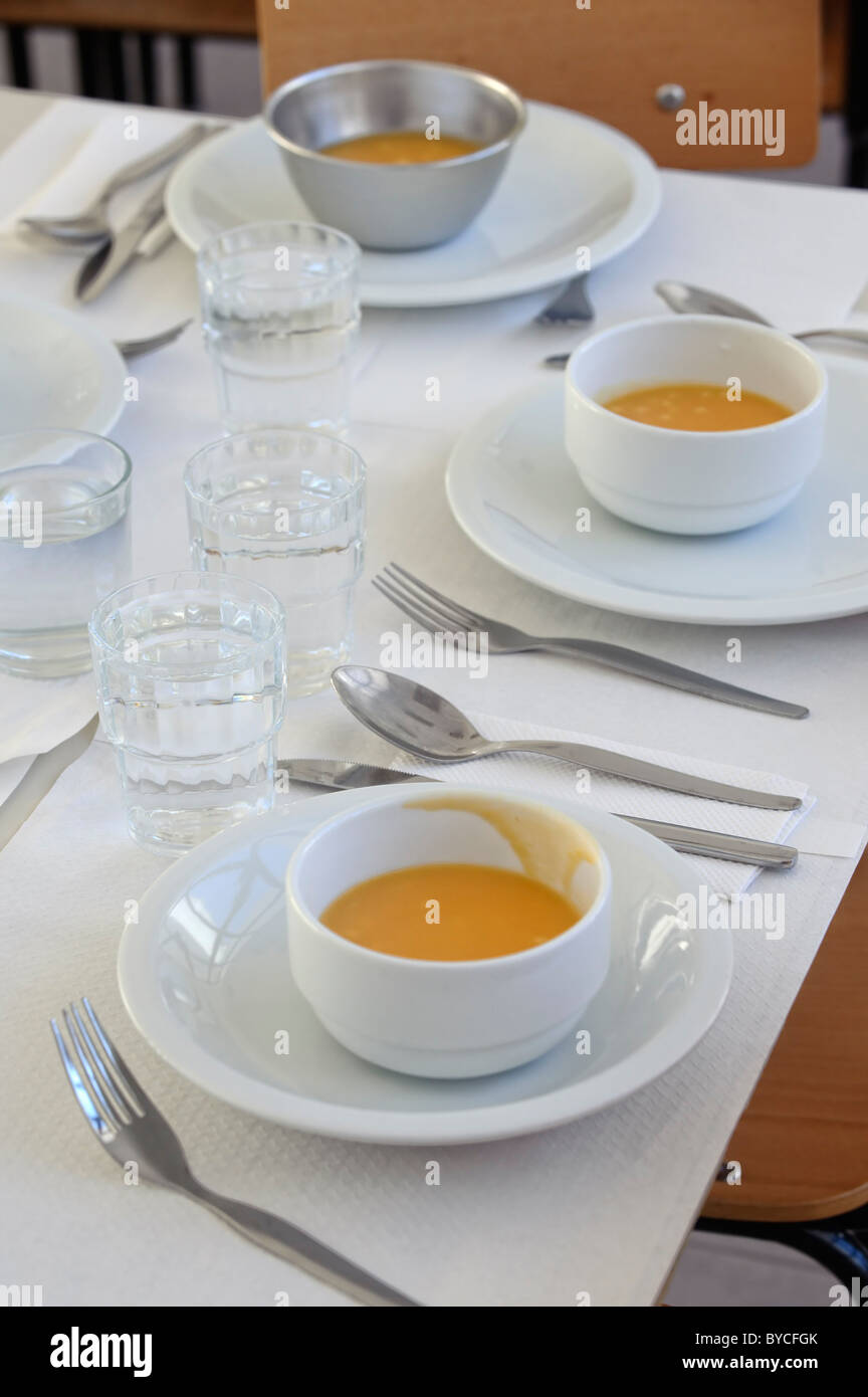 Svuotare mensa scolastica tabella Foto Stock