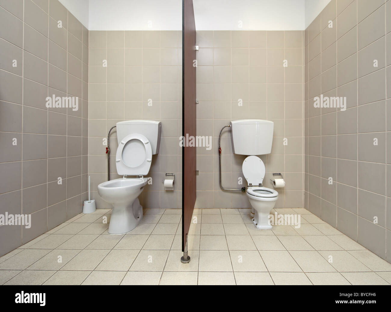 Full Size wc accanto al capretto wc in un bagno in età prescolare Foto Stock