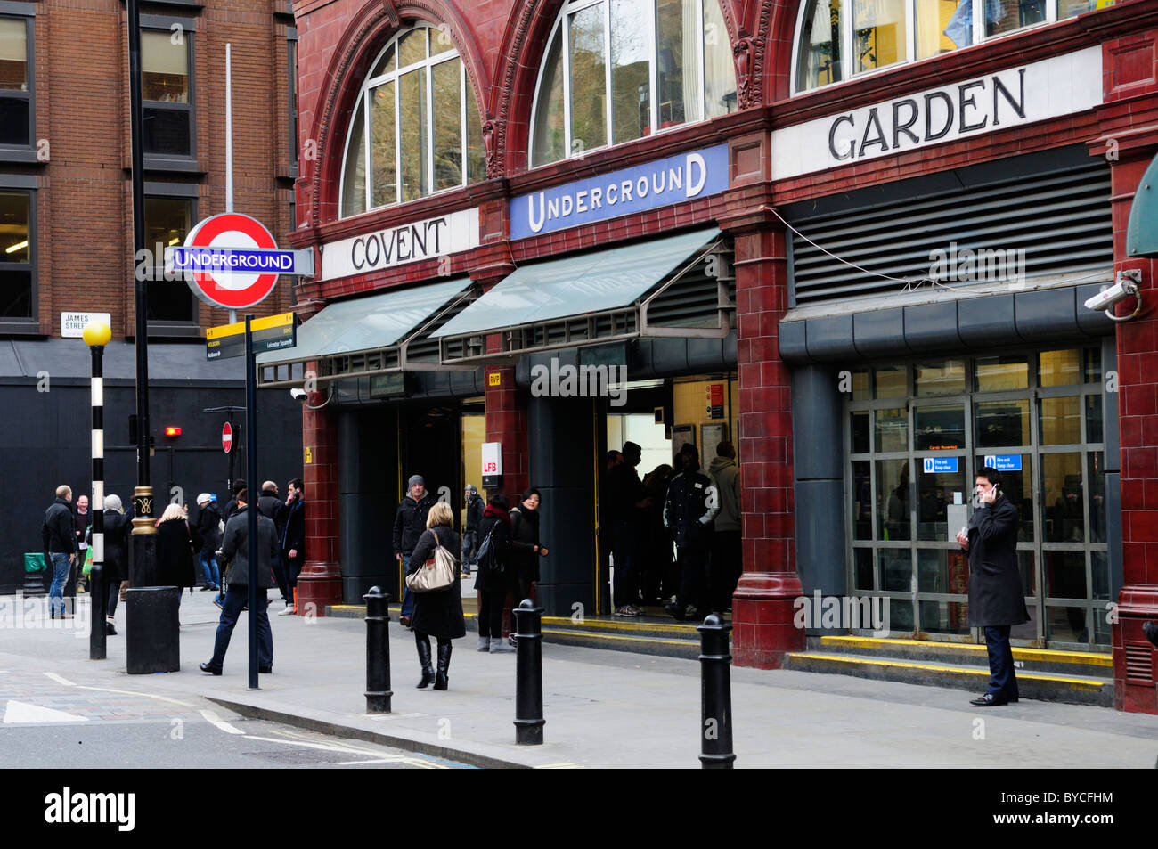 Il Covent Garden metropolitana stazione di tubo di ingresso facciata, Long Acre, London, England, Regno Unito Foto Stock