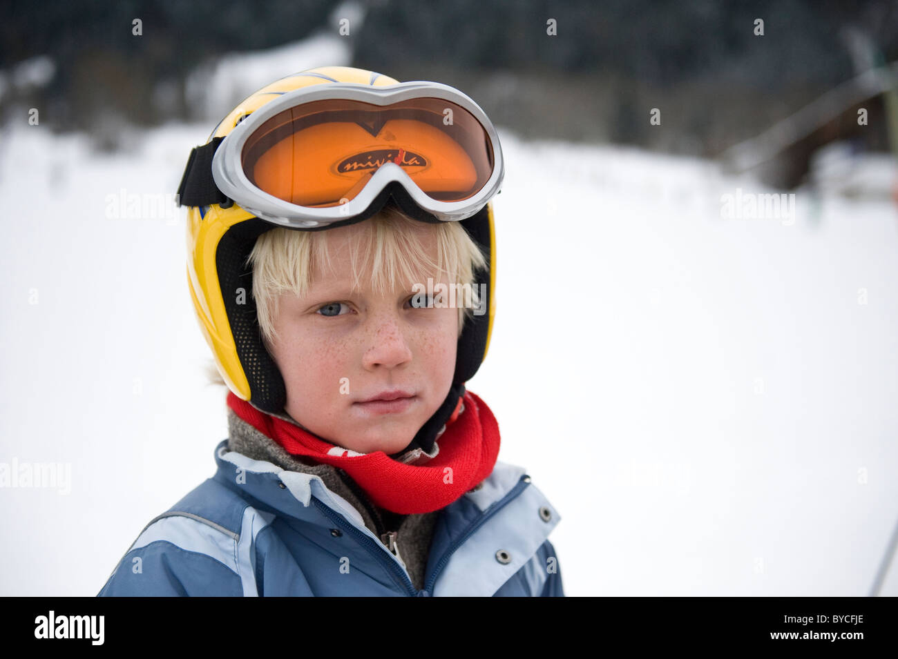 Ritratto di un giovane ragazzo per partecipare ad una lezione di sci in Niederau in Austria Foto Stock
