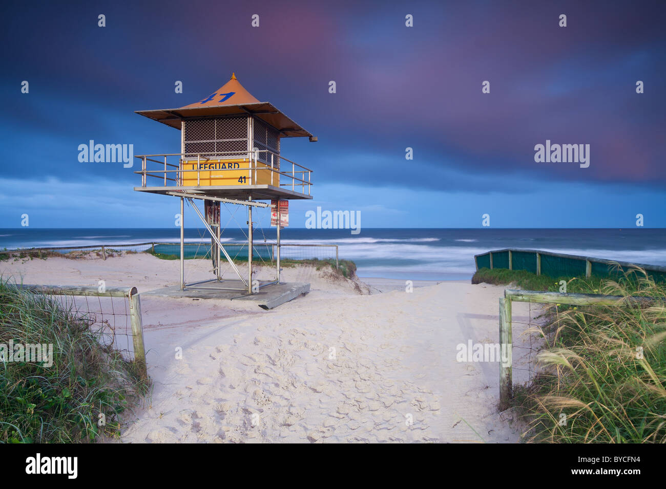 Bagnino capanna sulla spiaggia australiana Foto Stock