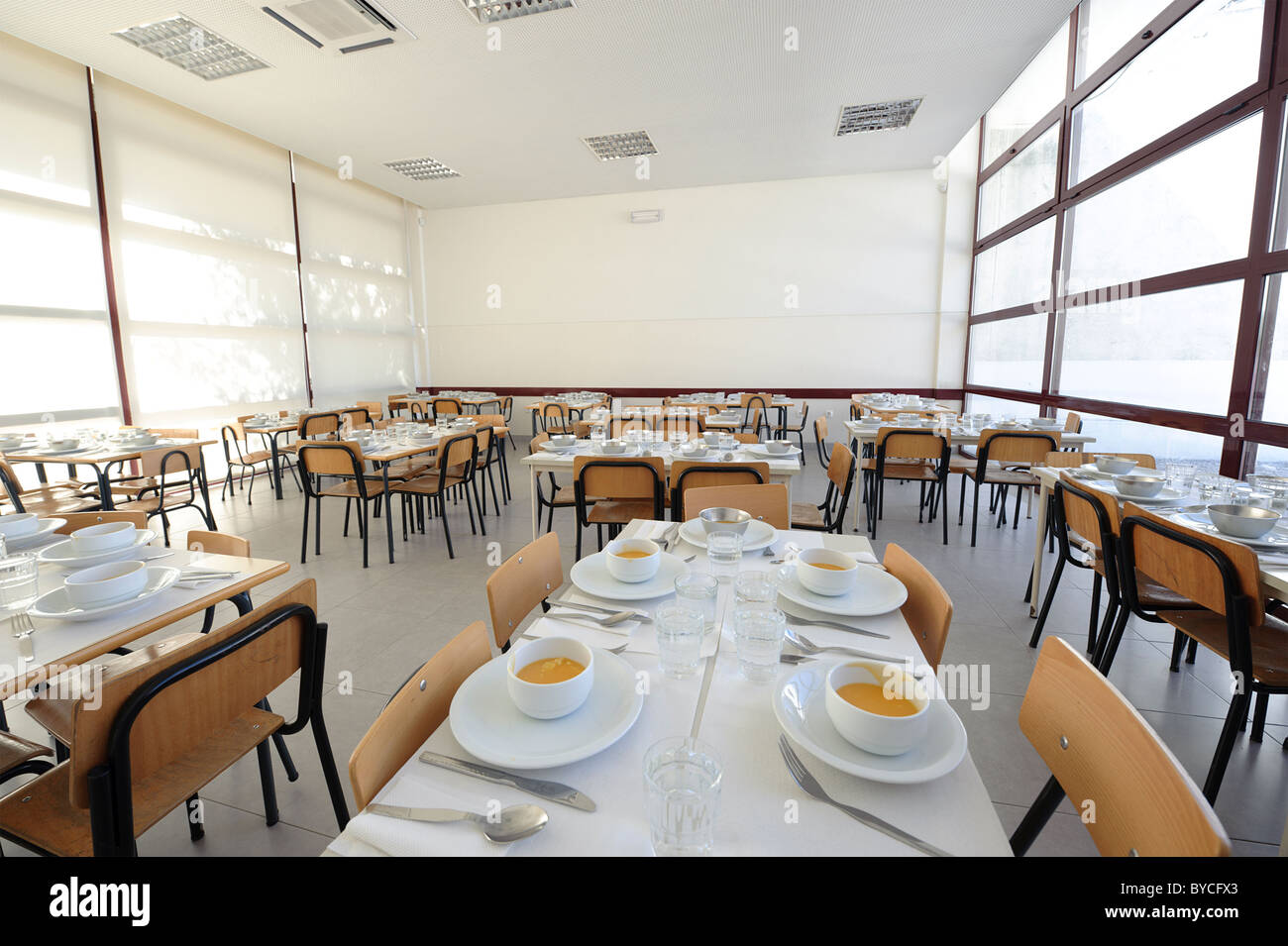 Svuotare mensa scolastica Foto Stock