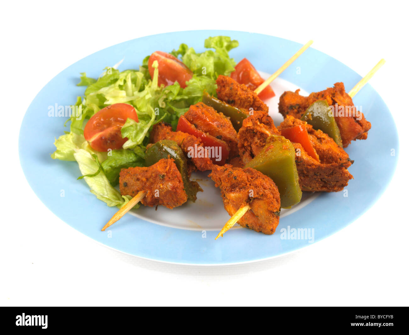 Appena cucinata o indiano stile Asiatico Pollo Tikka spiedini su spiedini contro uno sfondo bianco con nessun popolo e un tracciato di ritaglio Foto Stock