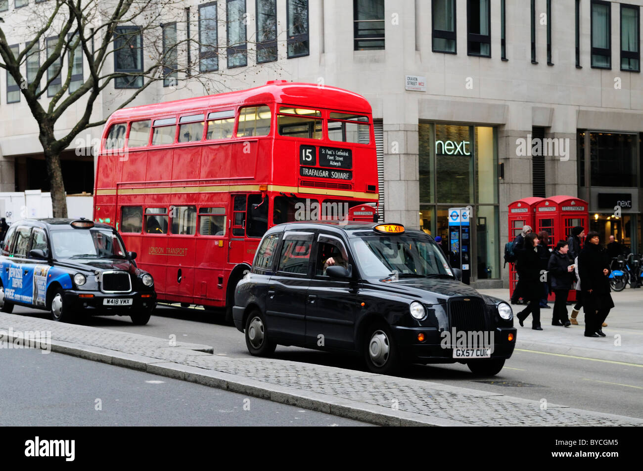 Scena di strada nel trefolo con bus e taxi a Londra, Inghilterra, Regno Unito Foto Stock