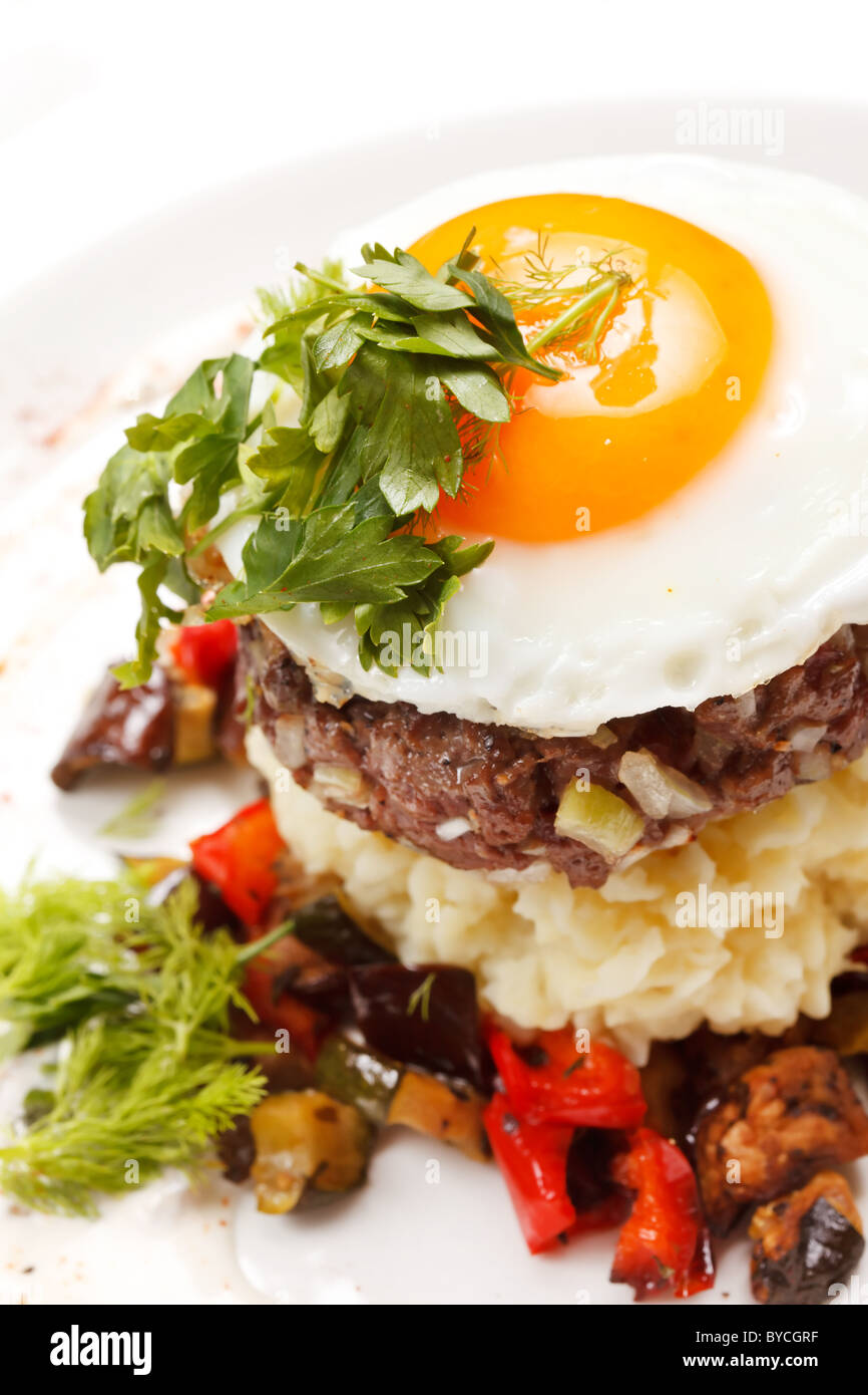 Hamburger di manzo con uovo e patate Foto Stock