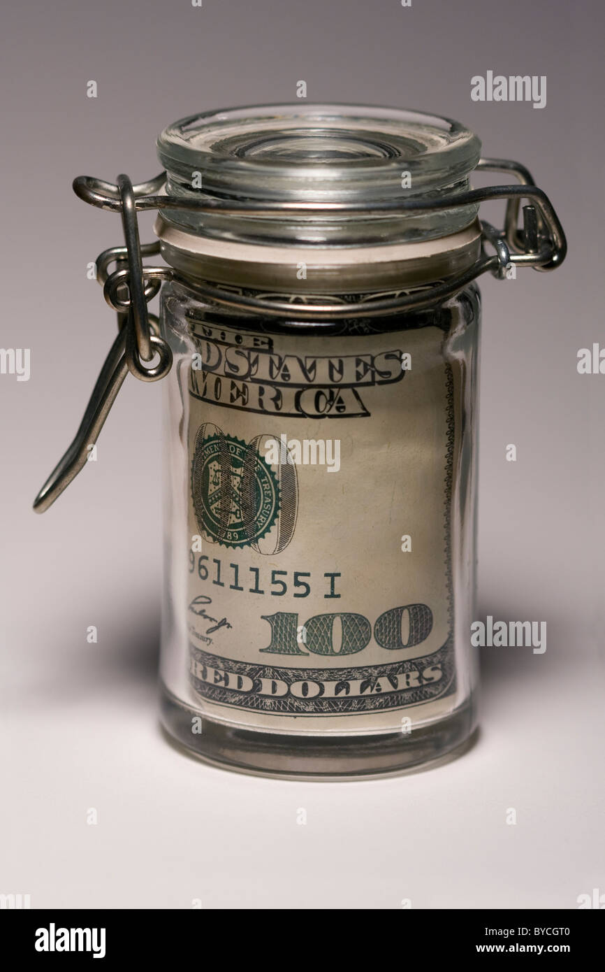 Mason Jar con un $100 bill all'interno. Foto Stock