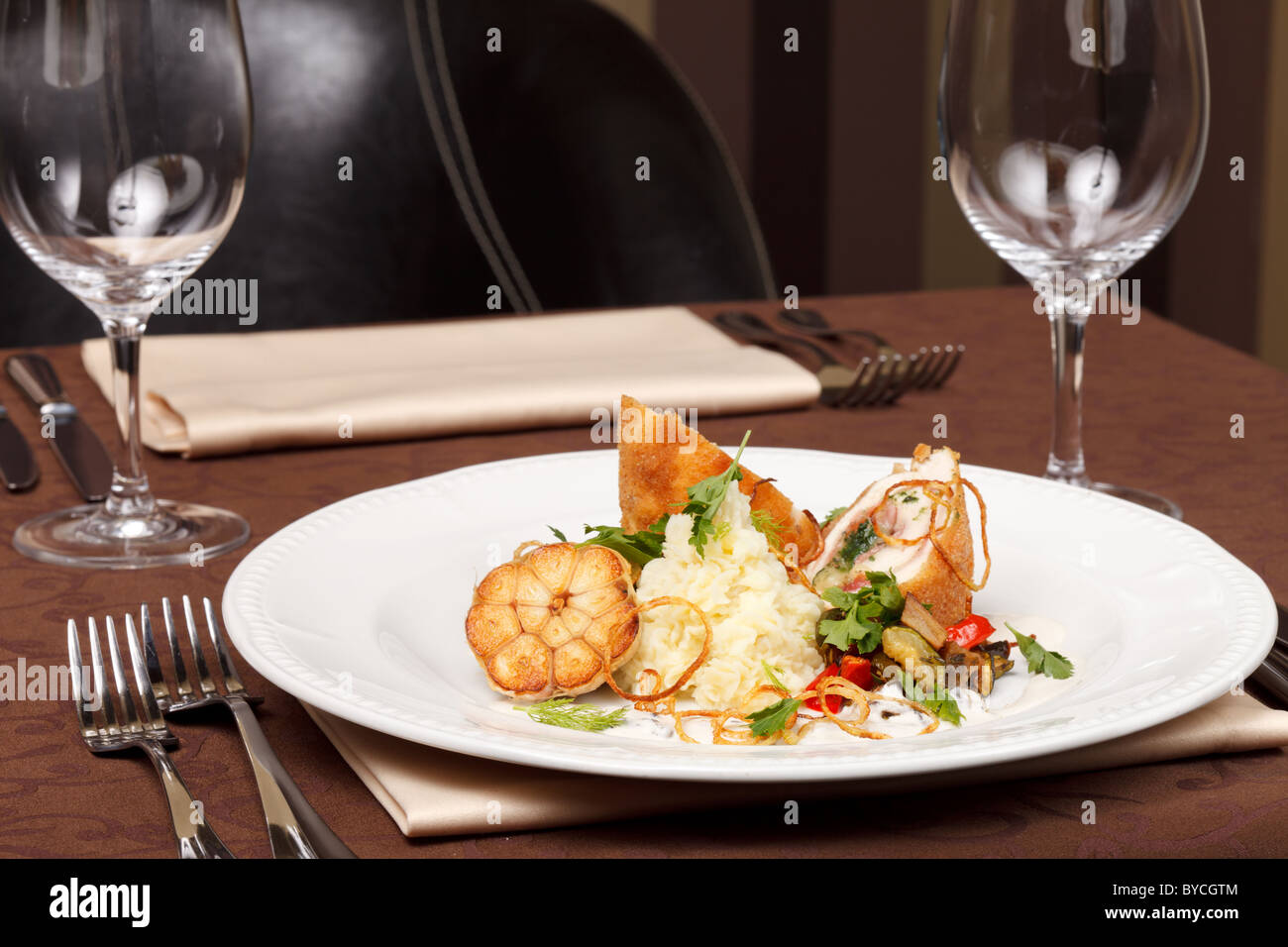 Filetto di pollo con verdure e patate Foto Stock