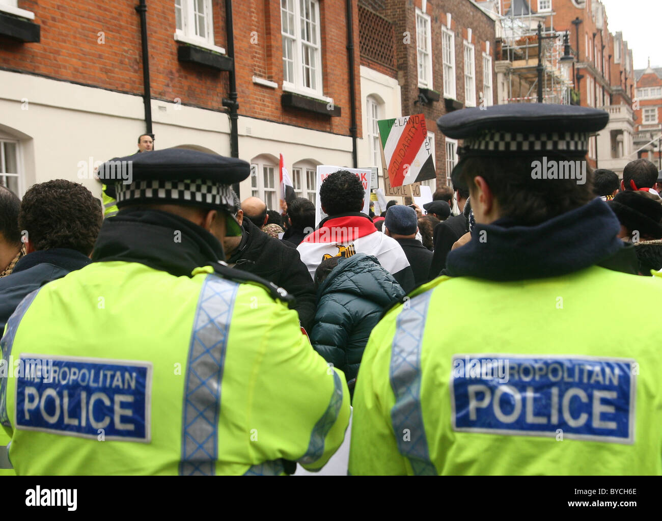 I manifestanti che protestavano davanti ambasciata egiziana a Londra Foto Stock