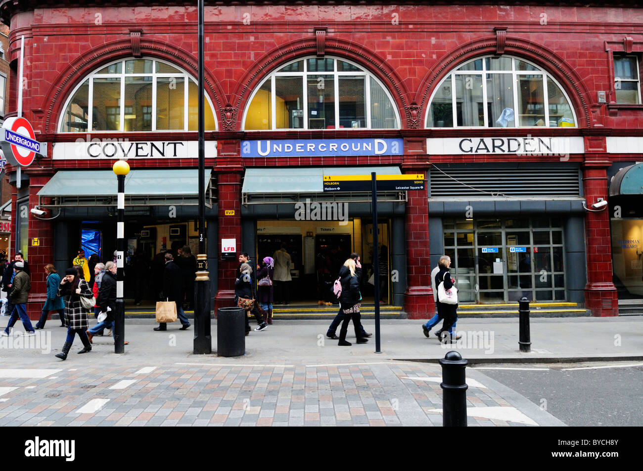 Il Covent Garden metropolitana stazione di tubo di ingresso facciata, Long Acre, London, England, Regno Unito Foto Stock
