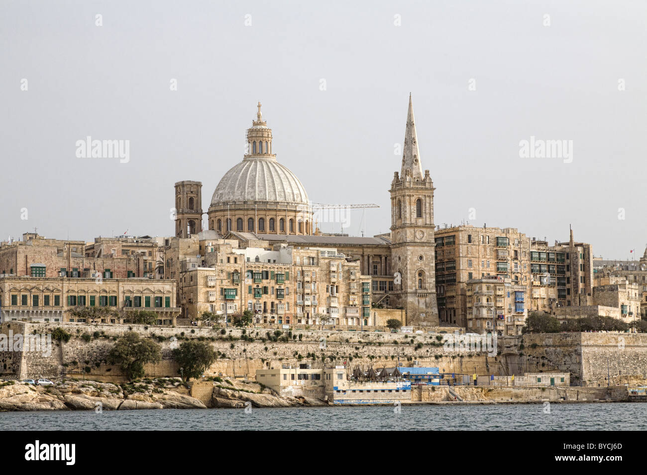 St Paul's Anglican pro-cattedrale e la chiesa carmelitana dome, La Valletta, Malta. Foto Stock