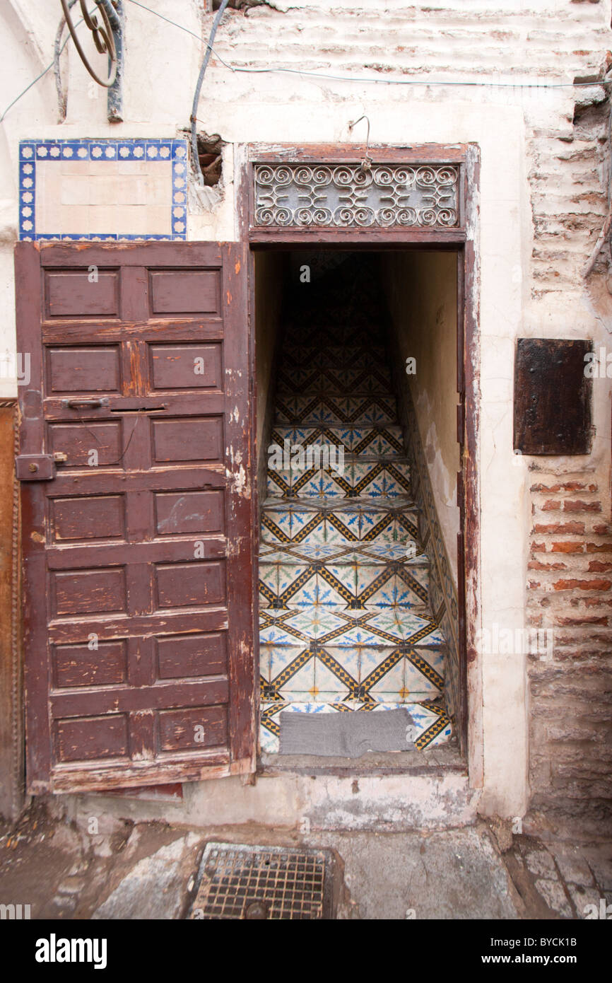 Ingresso di casa nel centro storico della città di Marrakech. Il Marocco Foto Stock