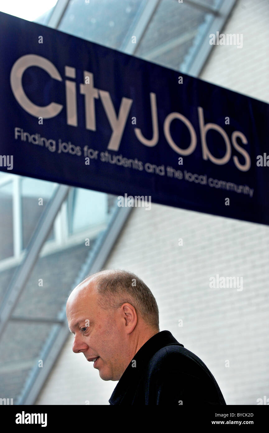 MP Chris Grayling durante una visita a Brighton il City College Foto Stock