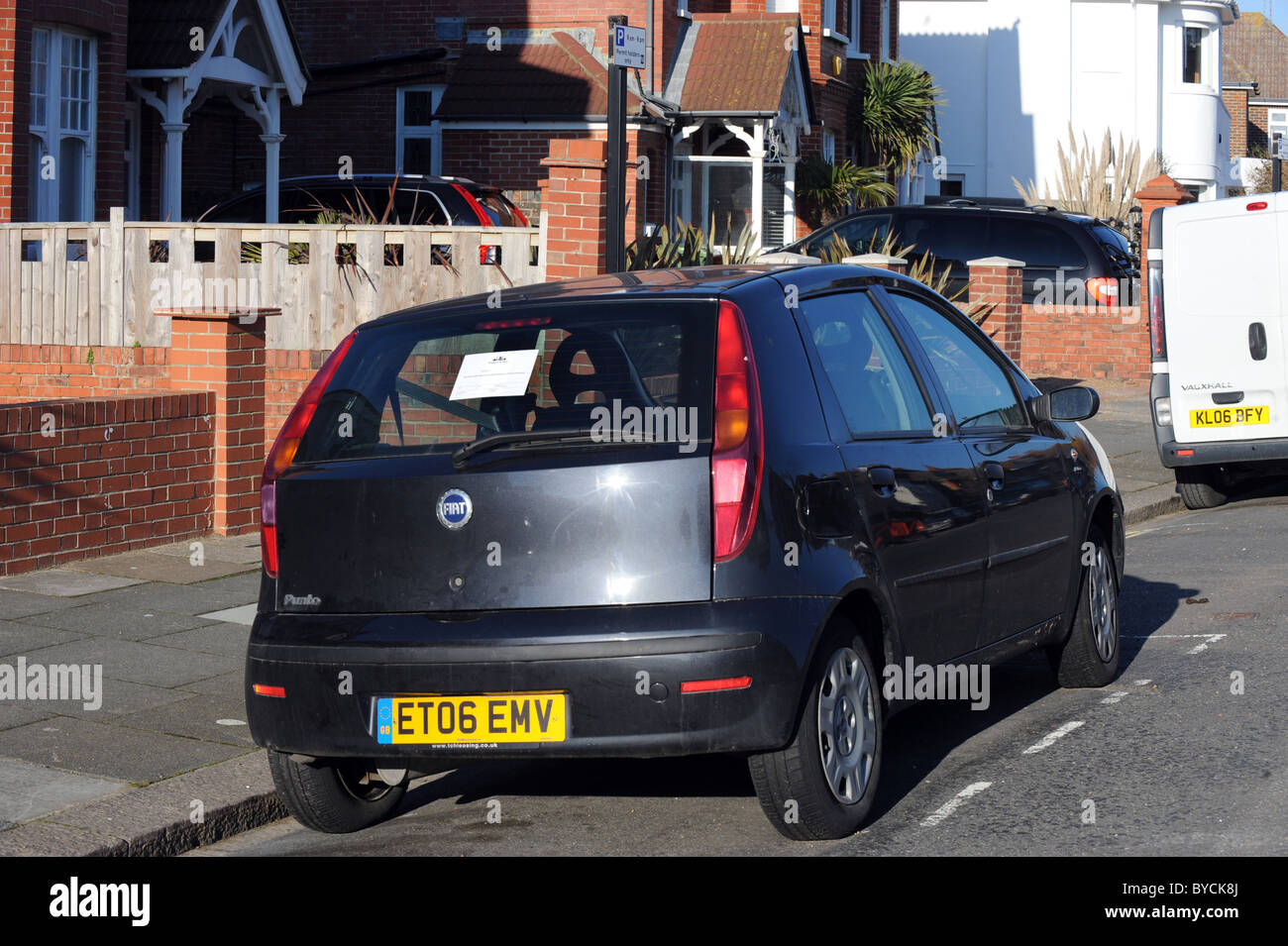 Auto parcheggiate illegalmente a Brighton con un adesivo sulla finestra dicendo il suo stato autorizzato per il ri-posizionamento da parte del Consiglio Foto Stock