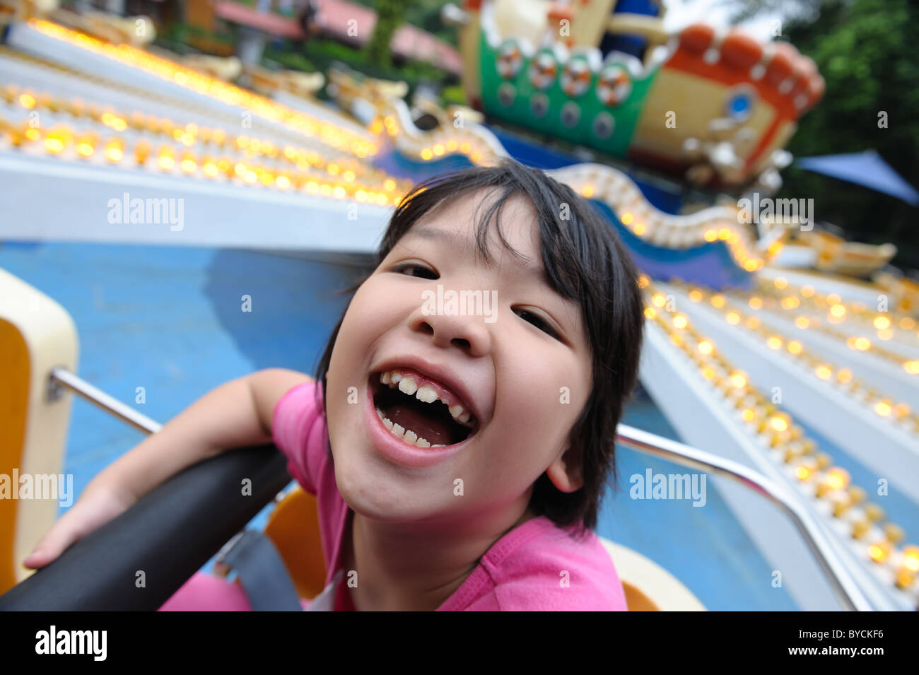 Asian ragazzino giocare nel parco giochi Foto Stock