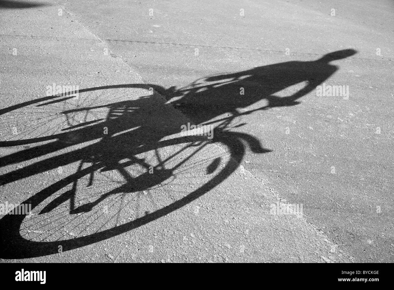Ombra di uomo e di biciclette Foto Stock