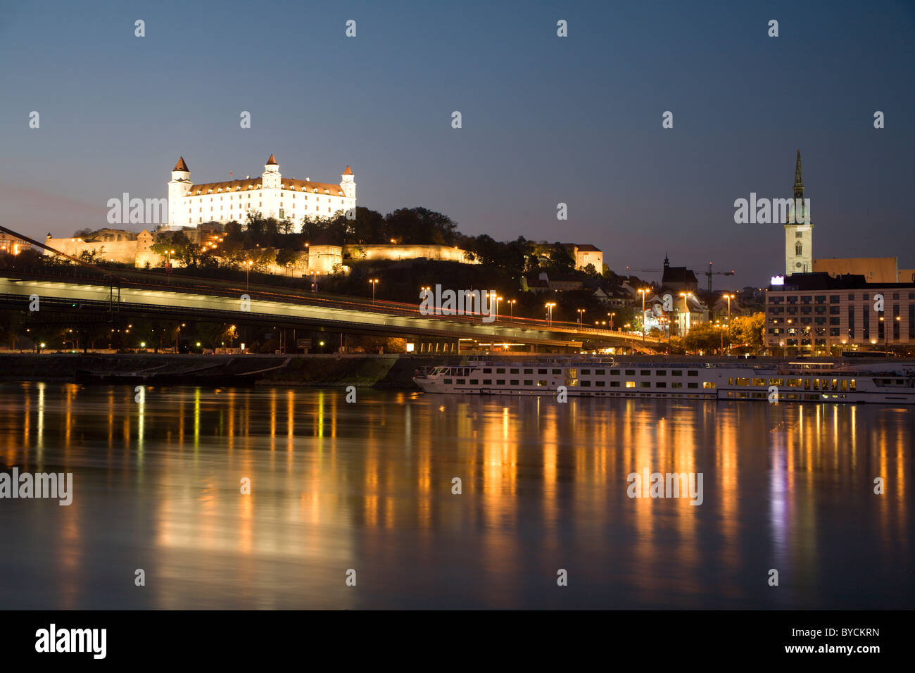 Bratislava - il castello e il Danubio nella notte Foto Stock