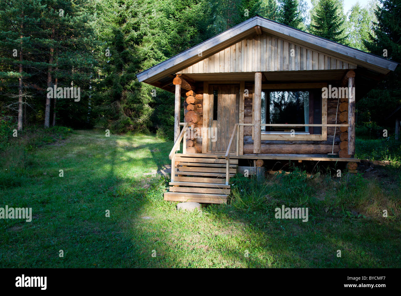 Piccola cabina , fatto di registri di abete , nella foresta , Finlandia Foto Stock