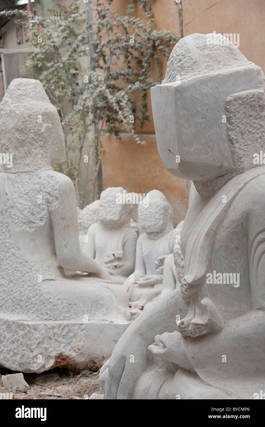 Myanmar (aka Birmania), Mandalay. Intagliatori di pietra di quartiere, marmo incompiuto statue di Buddha. Foto Stock