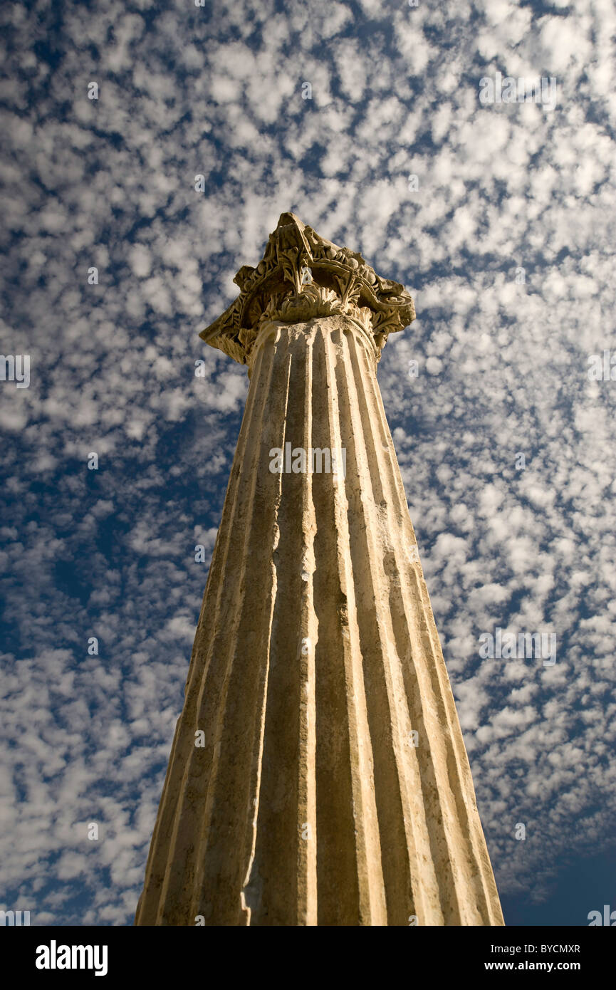 Una singola colonna Byantine insieme contro le nuvole e un cielo blu. Foto Stock