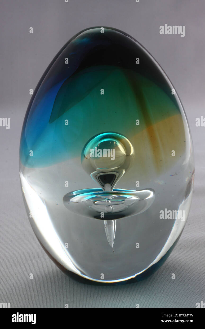 Un acrilico fermacarte con design semplice di un anello di aria e una lacrima invertita che salgono attraverso di esso. Foto Stock