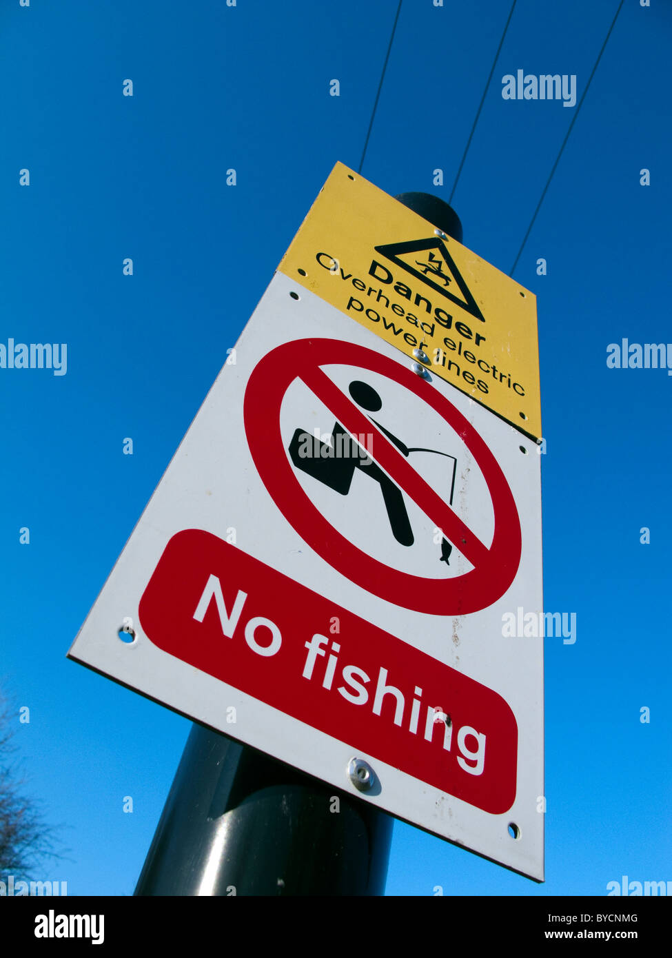 Un Overhead di pericolo le linee elettriche di alimentazione, nessun segno di pesca Foto Stock