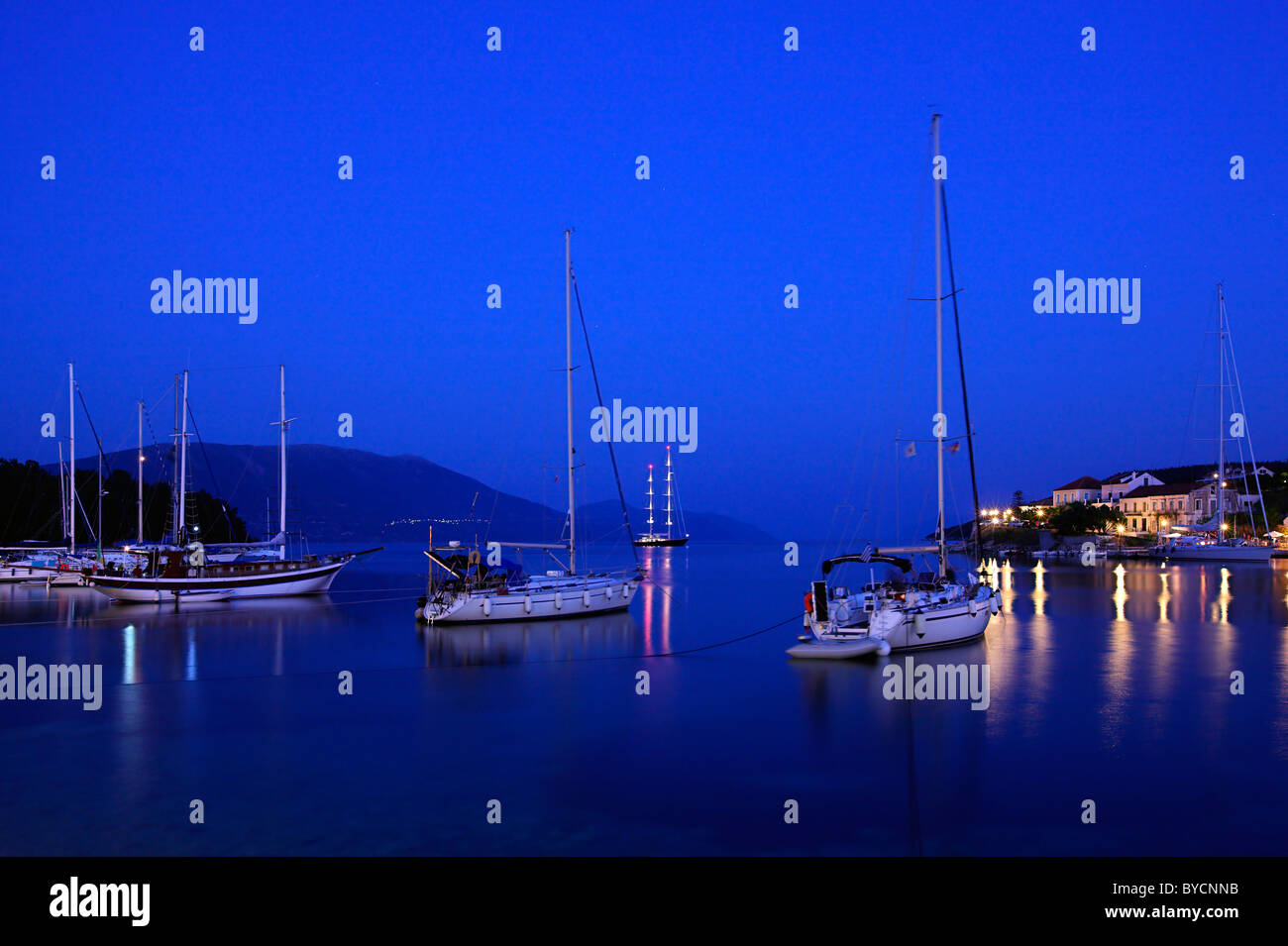Parte del piccolo porto di Fiskardo village, preferito di ancoraggio dei capitani del Mar Ionio, l'isola di Cefalonia. Foto Stock