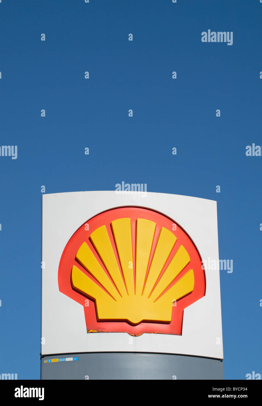 La Royal Dutch Shell logo su un segno al di fuori di una stazione di benzina Wick Lane, Stratford, Londra. Ott 2010 Foto Stock