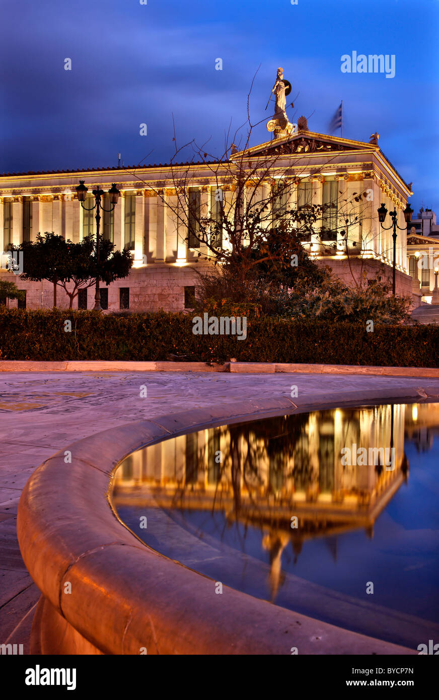 L'Accademia di Atene, un bellissimo edificio neoclassico, in 'blu' ora. Atene, Grecia Foto Stock