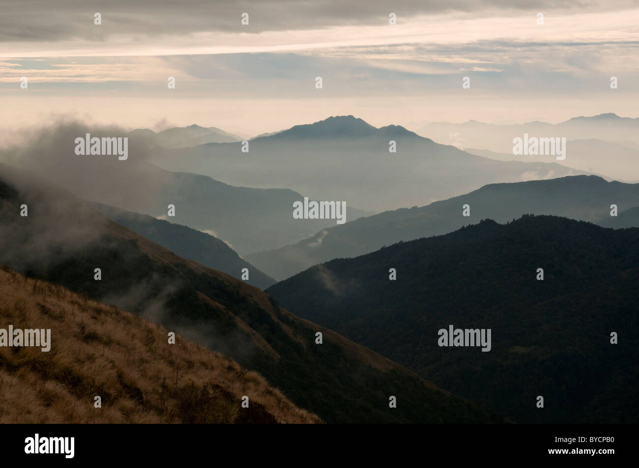 Un mare di nuvole e picchi nella regione di Annapurna del Nepal Foto Stock
