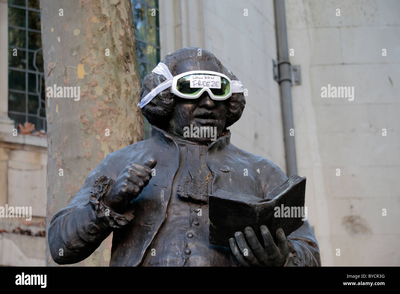 Una statua di Samuel Johnson (nel filamento) sfigurata con una maschera da sci nella zona centrale di Londra, Regno Unito. Foto Stock