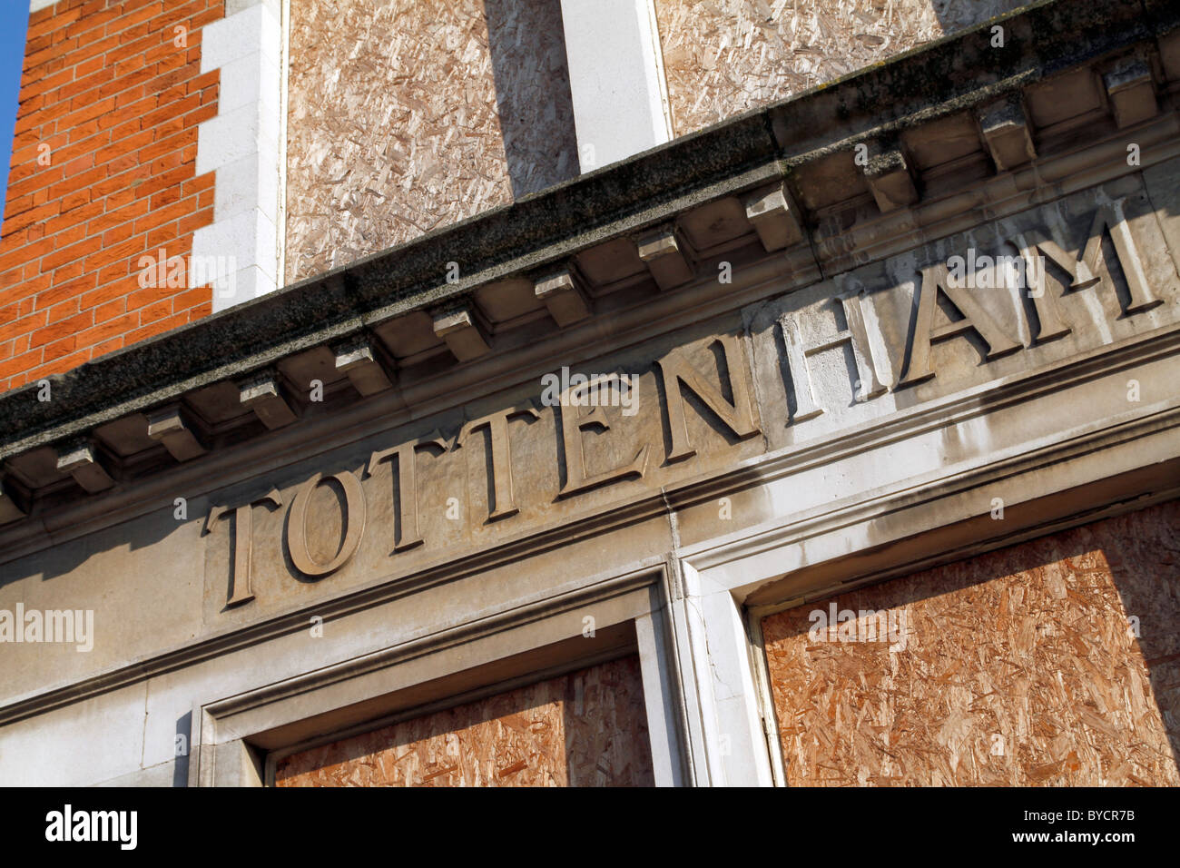 Regno Unito. Deturpato proprietà abbandonata e negozi vicino a Tottenham Hotspurs Stadium di White Hart Lane, TOTTENHAM, Londra Foto Stock