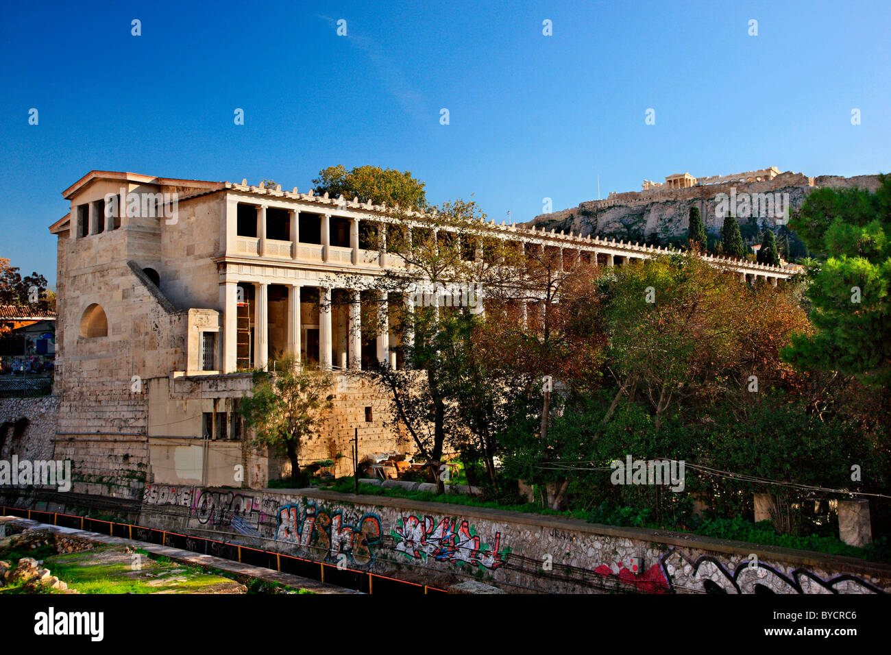 La Stoa ("galleria") di Attalos, uno dei luoghi più spettacolari nell'Antica Agorà di Atene. In BG, l'Acropoli Foto Stock