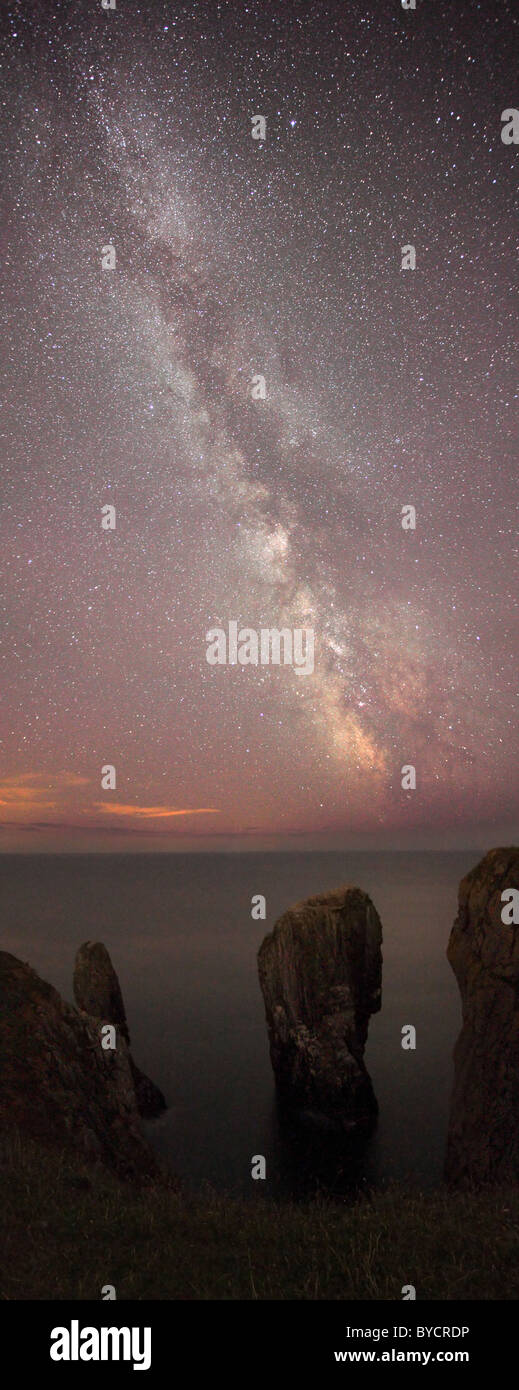 La Via Lattea - Elegug pile, Pembrokeshire, Wales, Regno Unito : Come si vede in Daily Mail, Telegrafo Foto Stock