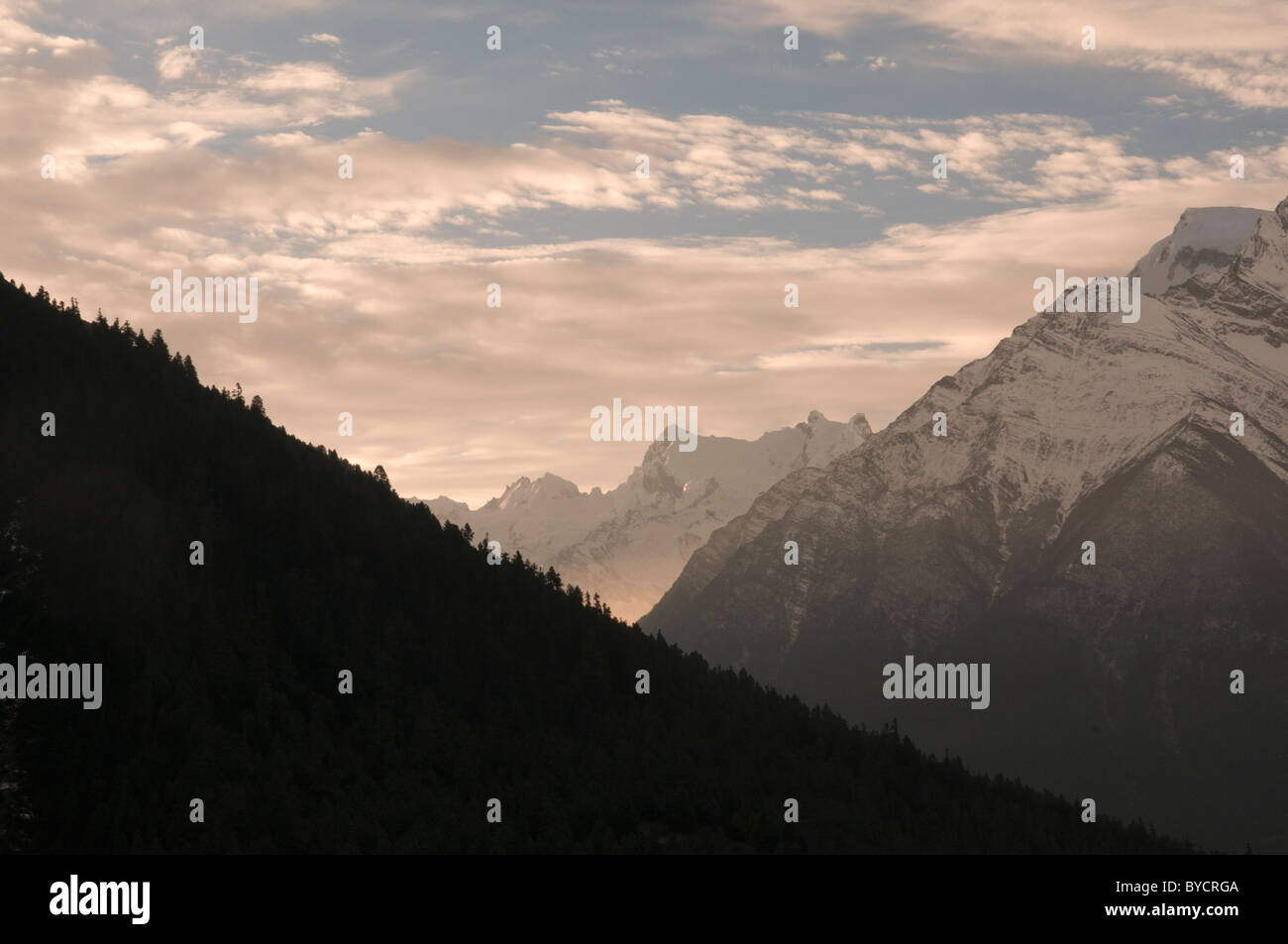 Nuvole e picchi nella regione di Annapurna del Nepal Foto Stock