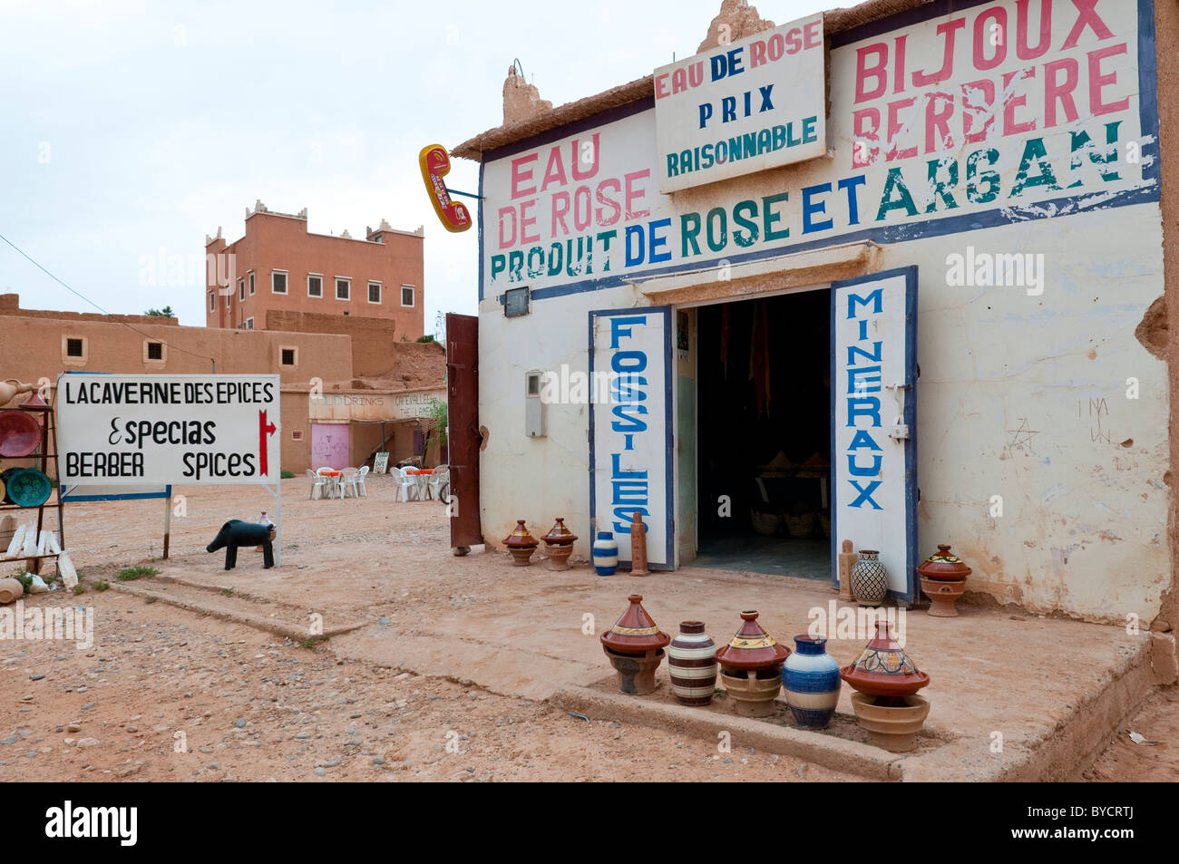 Un piccolo in ceramica e negozio di fossili nella Valle del Draa, Marocco, Africa del Nord. Foto Stock