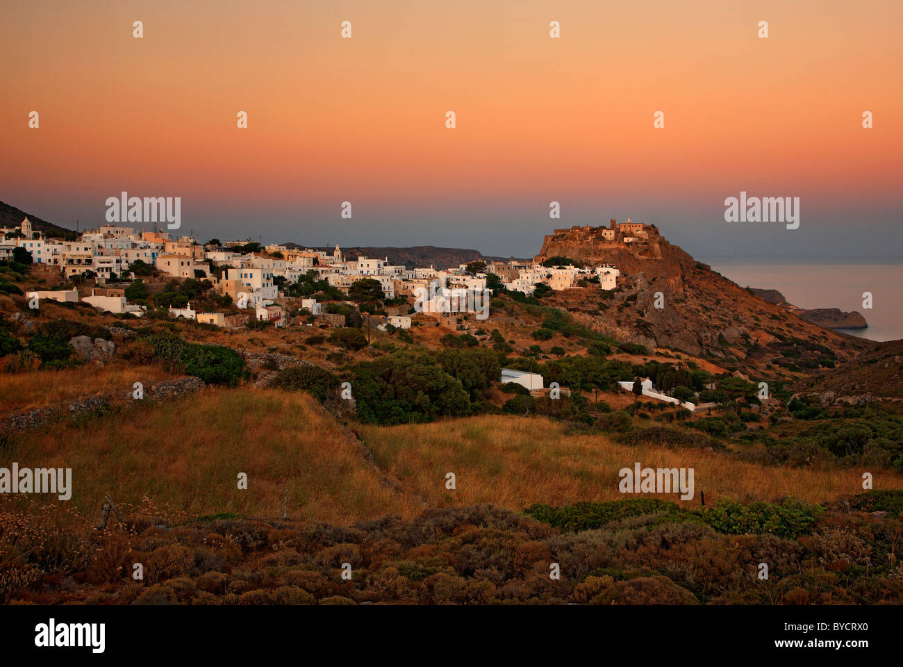 La Chora ("capitale") di Cythera (o 'Kithira') con il suo castello veneziano a destra sulla sommità del colle, al tramonto. La Grecia Foto Stock