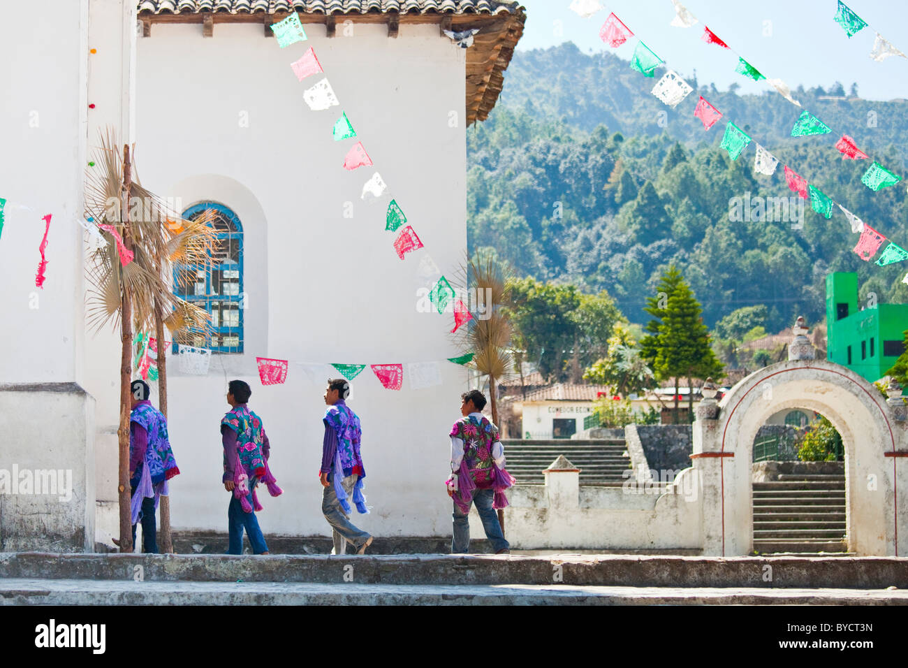 La Iglesia de San Lorenzo Zinacantán, Chiapas, Messico, 10 km al di fuori di San Cristobal de las Casas Foto Stock