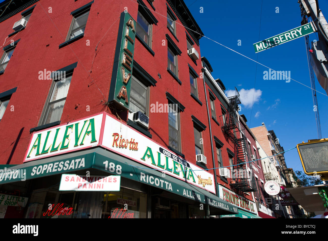 Alleva il cibo italiano store su un angolo di Mulberry Street in Little Italy, New York City, Stati Uniti d'America Foto Stock