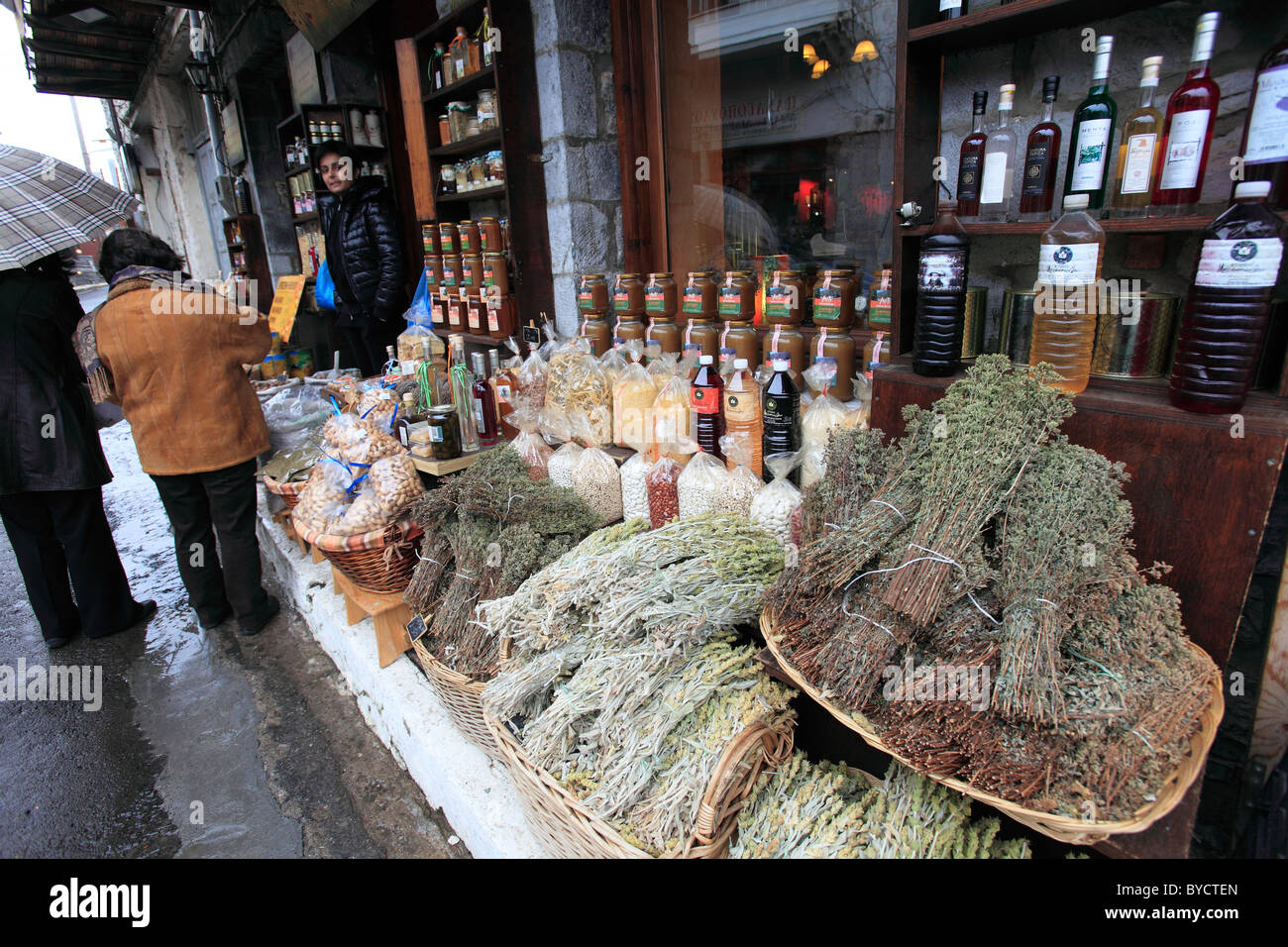 Grecia Peloponneso arcadia vitina esterno di un negozio di souvenir vendita di prodotti locali Foto Stock
