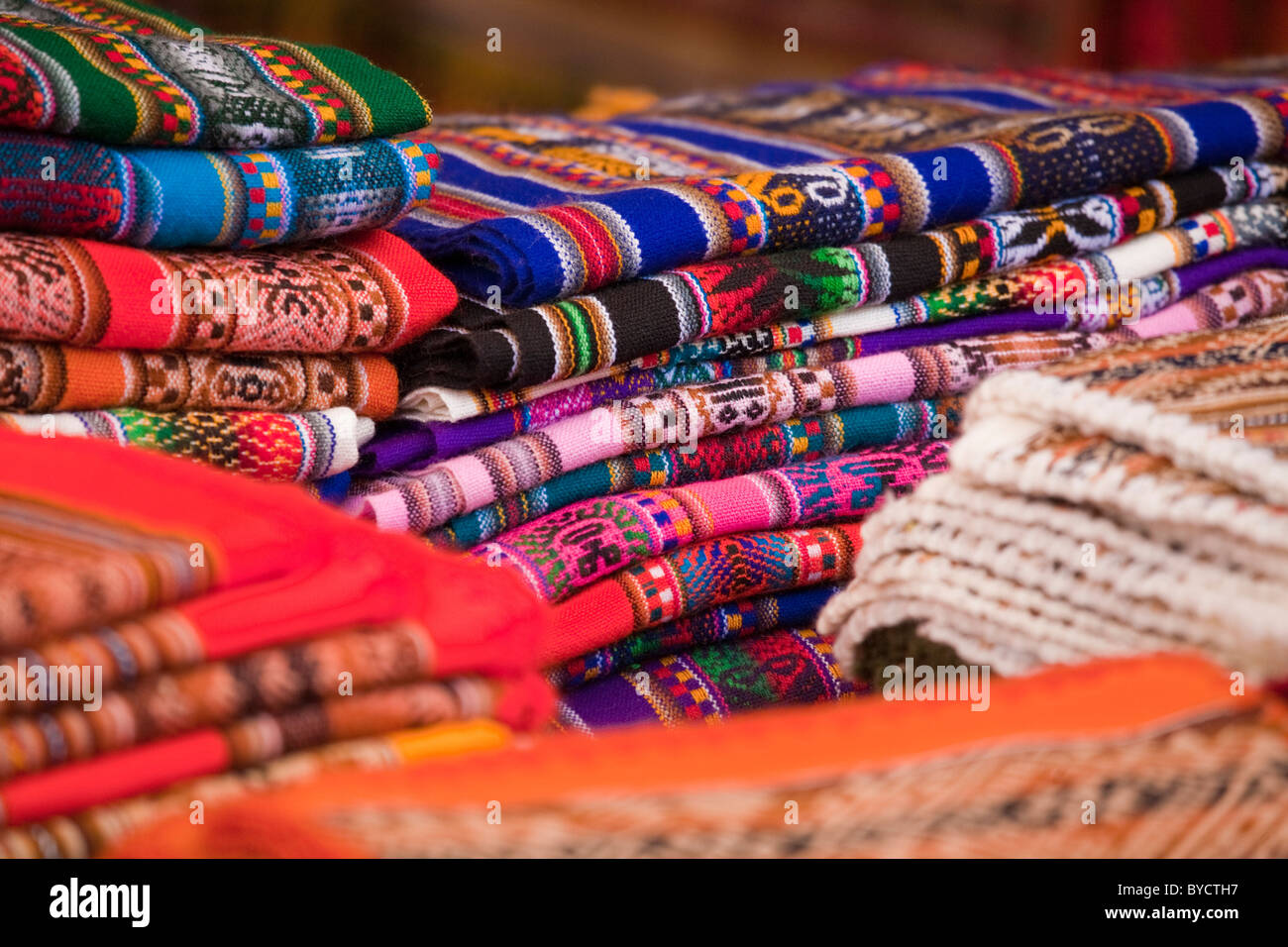 Materiale e stoffa tipica del Sud America in vendita presso i mercati locali, Perù. Foto Stock