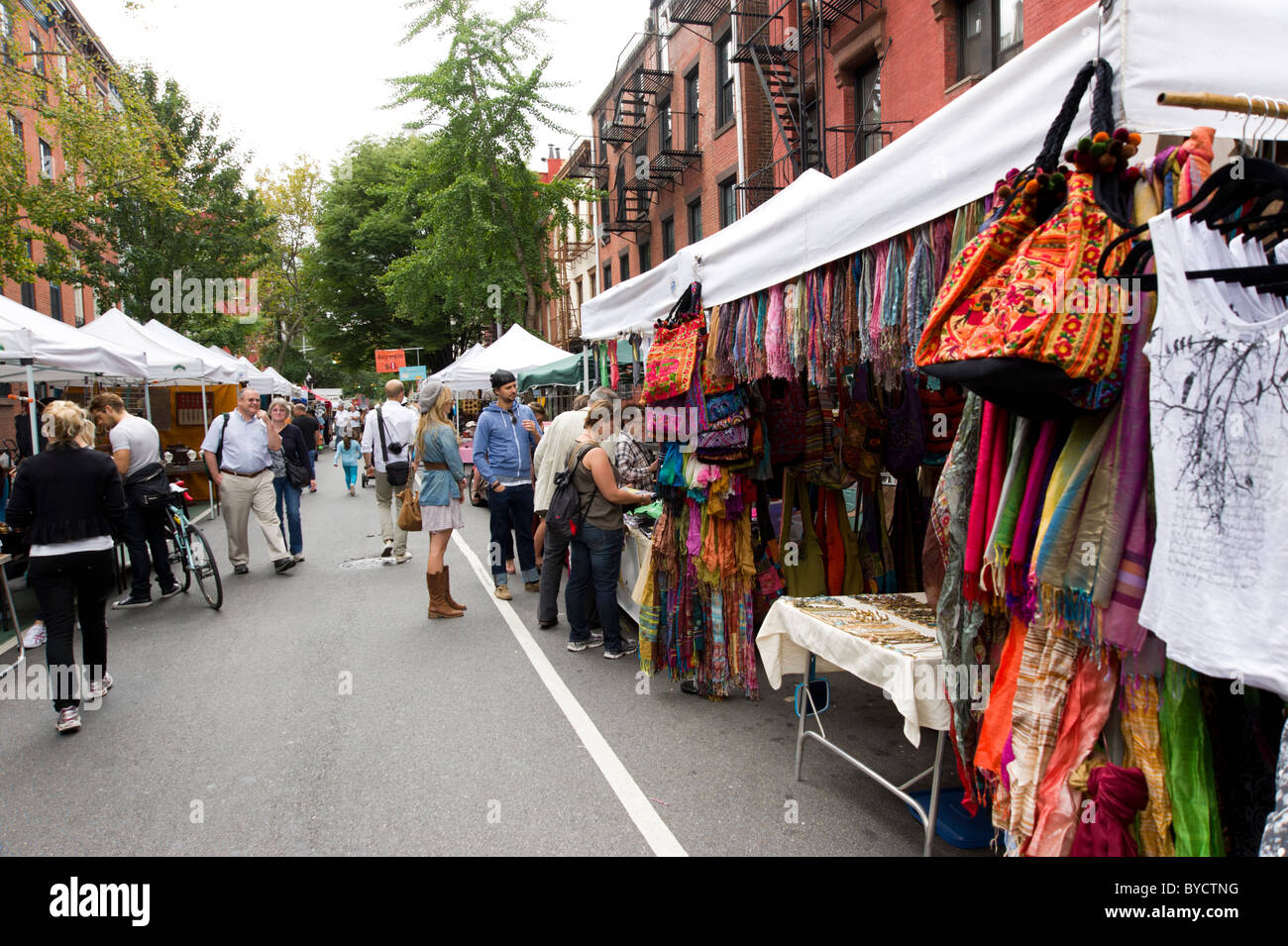 Week-end street market Su Bleecker Street nel Greenwich Village di New York City, Stati Uniti d'America Foto Stock