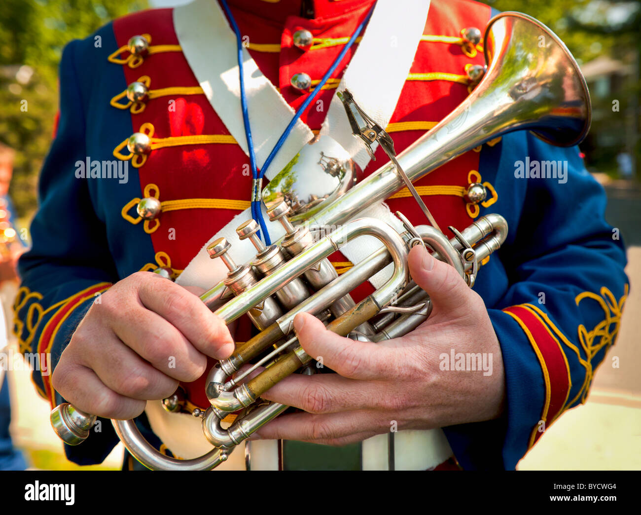 Marching Band musicista tenendo la sua tromba durante il Memorial Day Parade, Westport, Ct. Stati Uniti d'America. Foto Stock