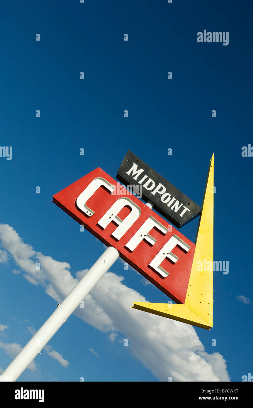 Punto mediano cafe, sul percorso 66, Adrian, Texas. Si tratta di 1139 miglia alla fine di 66 in qualunque modo vostro andare. Foto Stock