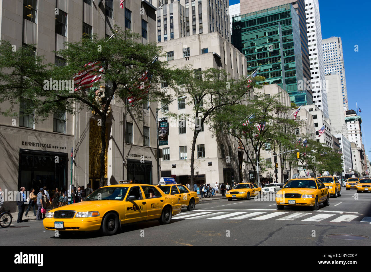 Giallo taxi sulla Fifth Avenue a New York City, Stati Uniti d'America Foto Stock