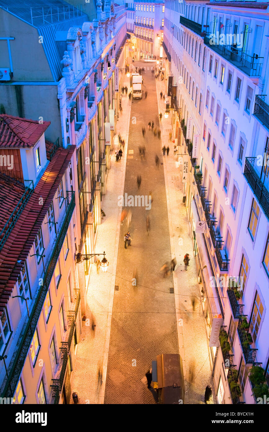 Rua do Carmo, strada pedonale dello shopping nel quartiere Chiado di Lisbona, Portogallo Foto Stock