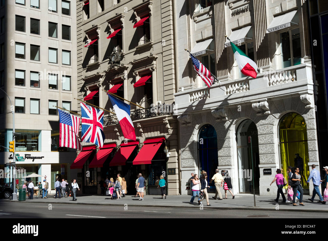 Sistemazione di negozi della Quinta Avenue, New York City, Stati Uniti d'America Foto Stock