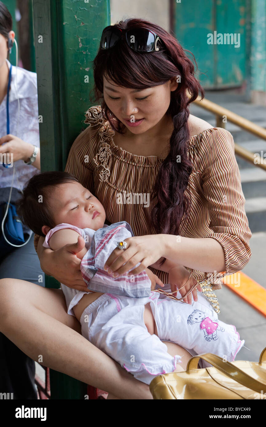 Bella giovane madre cinese e la sua bimba in i motivi del nuovo Palazzo Estivo, Pechino, Cina. JMH4804 Foto Stock