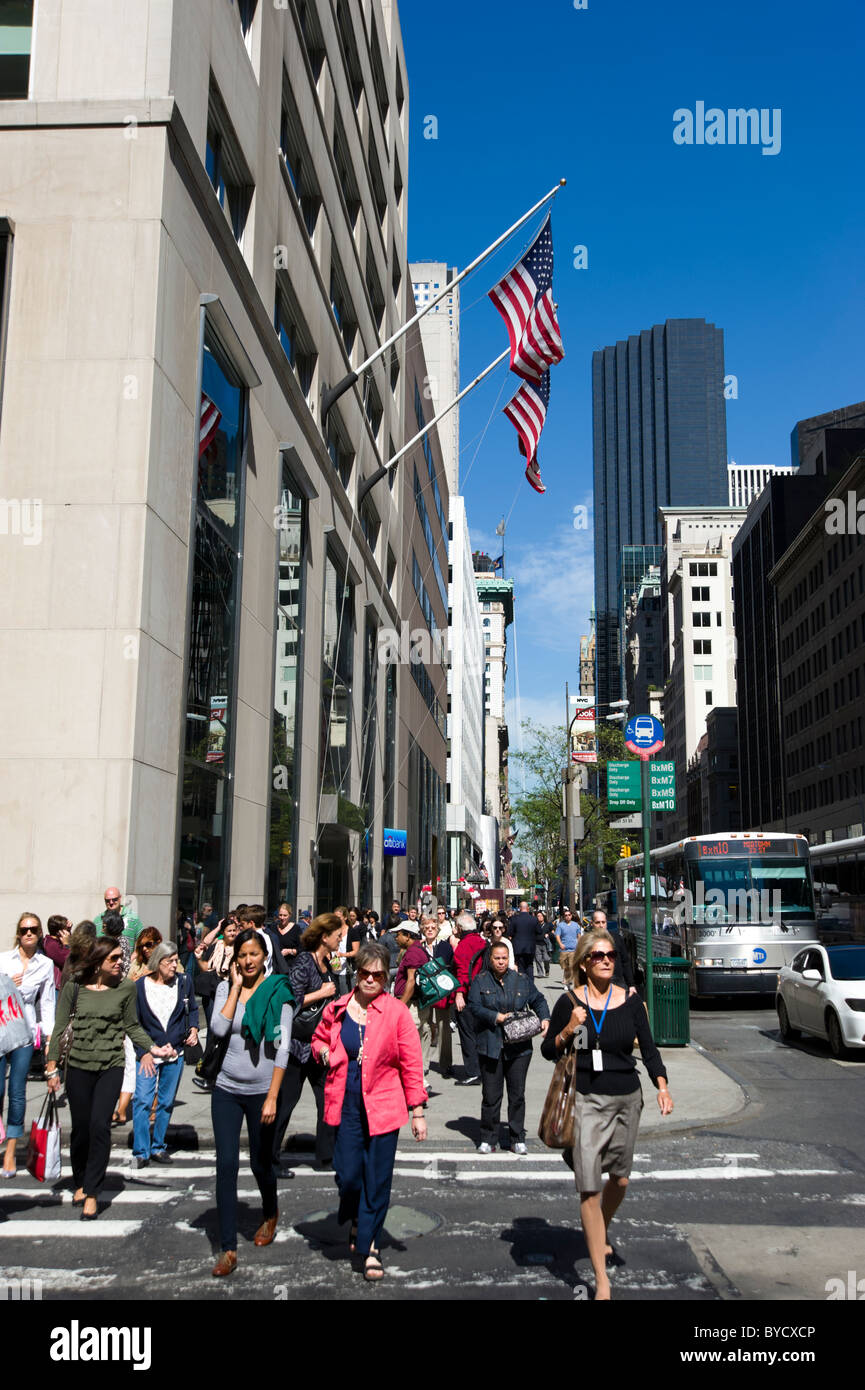 La gente sulla Fifth Avenue di New York City, America, STATI UNITI D'AMERICA Foto Stock