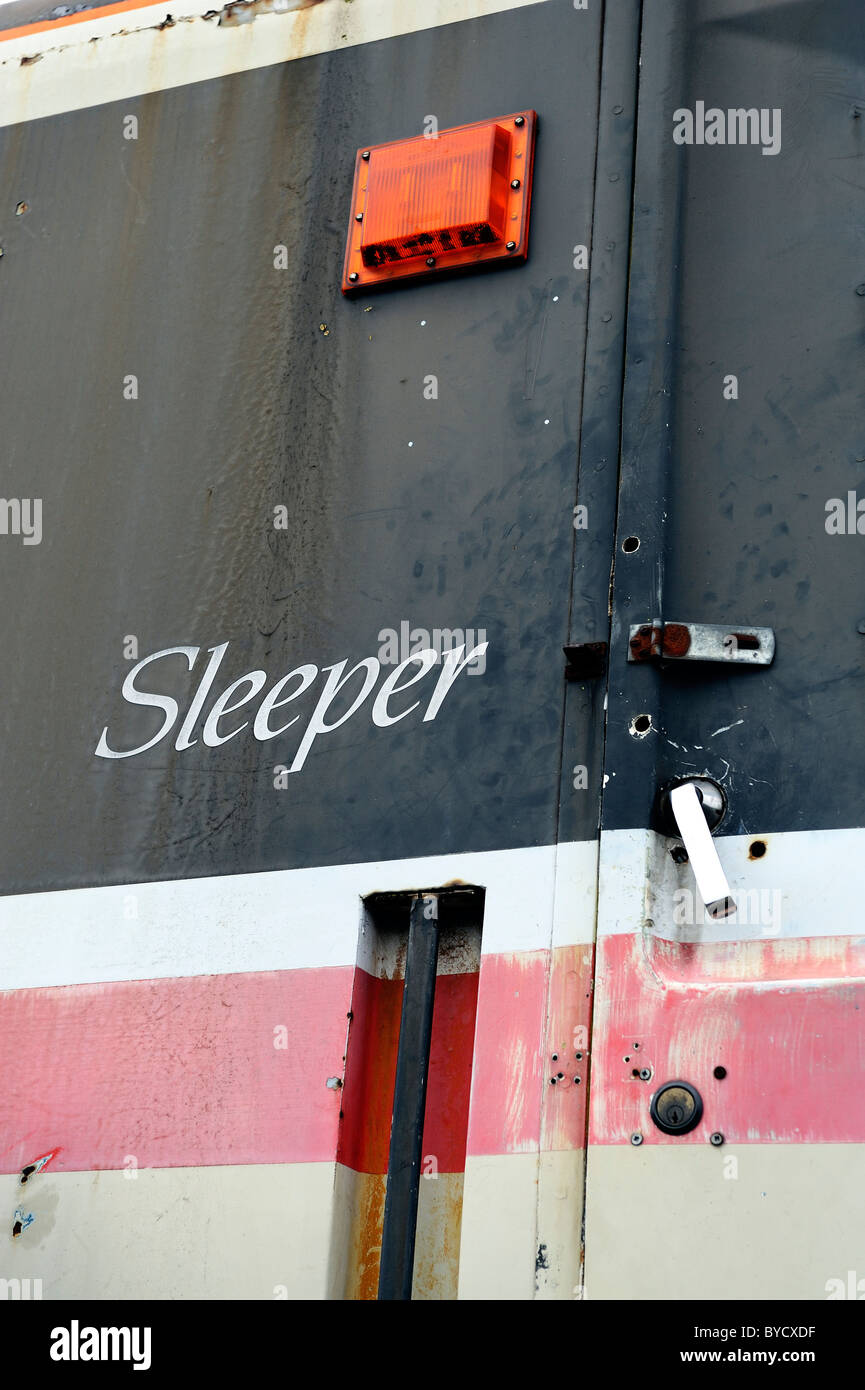 Vecchio inter city sleeper pullman nel cantiere alla grande stazione centrale ferroviaria loughborough England Regno Unito Foto Stock